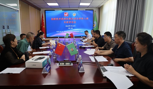 2与会专家对入库项目进行质询和评议