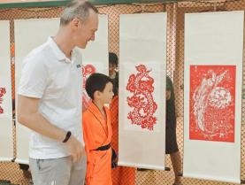 中国华岩寺藏佛像剪纸展在新加坡掀起文化热潮
