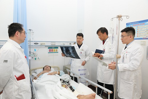 显微外科张建政主任团队正在查房，查看患者手术后的恢复情况。鞠文富摄。