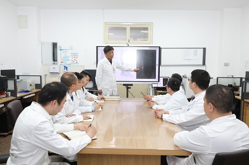 显微外科张建政主任组织召开复杂病例讨论，科学制定治疗方案。鞠文富摄影。