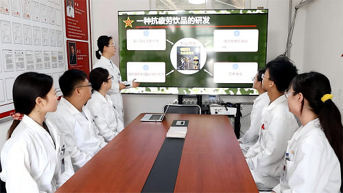 2.营养科刘玲英主任带领团队研发抗疲劳饮品。张萌摄。