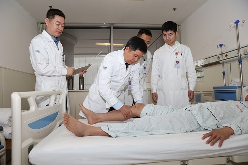 1.李海鹏副主任医师团队正在查房。范萍摄影。