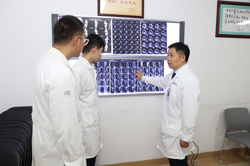4.李海鹏副主任医师团队查看患者片子，讨论病情，研究治疗方案。范萍摄影。