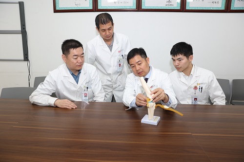 2.李海鹏副主任医师团队进行术式研究。范萍摄影。