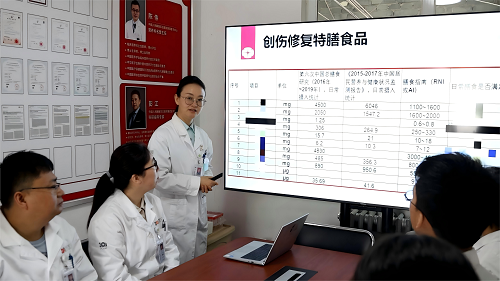 1.营养科刘玲英主任带领团队针对创伤修复特膳食品项目进行科研攻关。张萌摄。