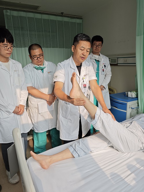 4.张雪松主任团队查看患者术后恢复情况，叮嘱康复注意事项。