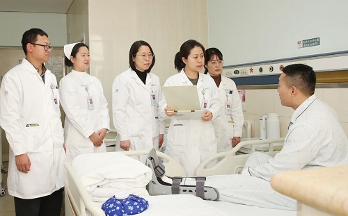 3.骨科医学部康复医学科李晓主任团队对日间手术患者进行康复指导。鞠文富摄。